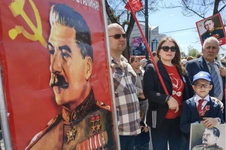 Коммунисты Приамурья прошли в «Бессмертном полку» с портретами И.В. Сталина и Знаменем Победы