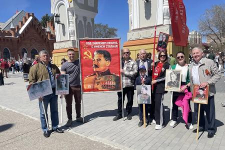 Коммунисты Приамурья прошли в «Бессмертном полку» с портретами И.В. Сталина и Знаменем Победы