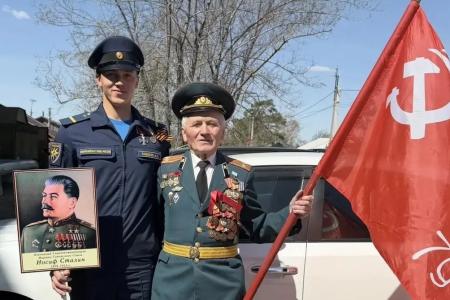 Коммунисты Приамурья прошли в «Бессмертном полку» с портретами И.В. Сталина и Знаменем Победы