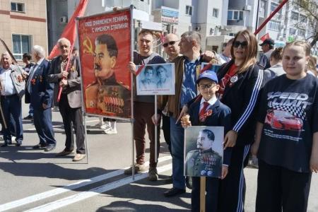 Коммунисты Приамурья прошли в «Бессмертном полку» с портретами И.В. Сталина и Знаменем Победы