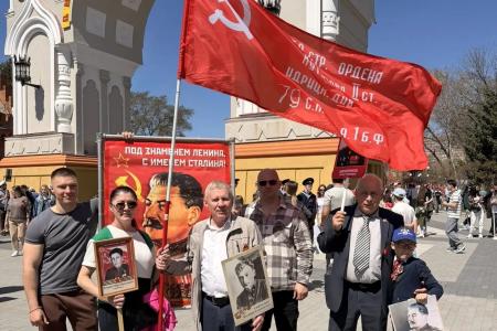 Коммунисты Приамурья прошли в «Бессмертном полку» с портретами И.В. Сталина и Знаменем Победы