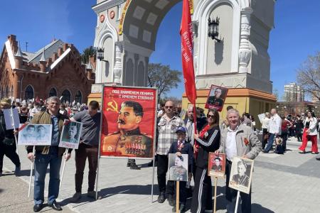Коммунисты Приамурья прошли в «Бессмертном полку» с портретами И.В. Сталина и Знаменем Победы