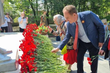 Секретари подмосковного обкома Николай Васильев и Александр Наумов поздравили жителей поселка совхоза им. Ленина с праздником Великой Победы