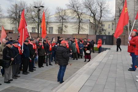 Сила людей труда – в сплочении. Воронежские коммунисты встретили Первомай на городской площади под красными флагами