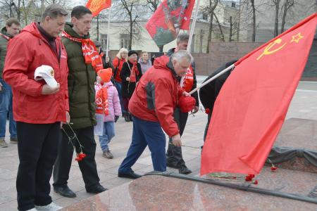 Сила людей труда – в сплочении. Воронежские коммунисты встретили Первомай на городской площади под красными флагами