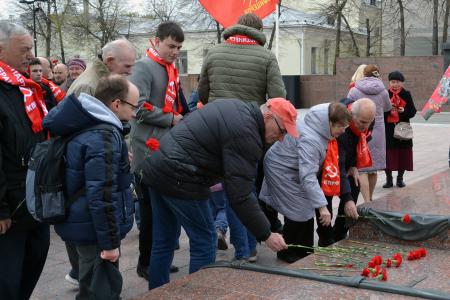 Сила людей труда – в сплочении. Воронежские коммунисты встретили Первомай на городской площади под красными флагами