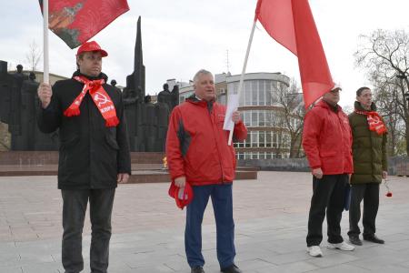 Сила людей труда – в сплочении. Воронежские коммунисты встретили Первомай на городской площади под красными флагами