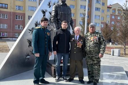 Коммунисты Ямала возложили цветы к мемориалу "Героям Отечества"