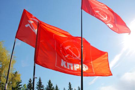 Челябинские коммунисты возложили цветы к Вечному огню в День Победы