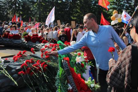 Челябинские коммунисты возложили цветы к Вечному огню в День Победы