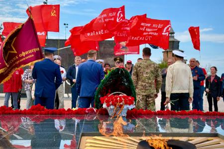 Красные знамёна у Вечного огня: Нижегородское отделение КПРФ провело торжественный митинг в Кремле