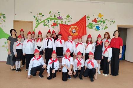 Пионерским салютом встречает красногалстучные отряды Волгоградская область