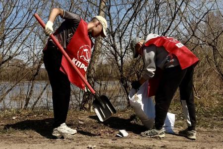 Кузбасс. В Кемерово коммунисты совместно со спортсменами и общественниками ударно провели субботник на Красном озере, посвященный Первомаю
