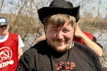 Кузбасс. В Кемерово коммунисты совместно со спортсменами и общественниками ударно провели субботник на Красном озере, посвященный Первомаю