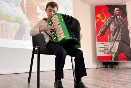 Первый секретарь Оренбургского обкома КПРФ Максим Амелин поздравляет с Первомаем