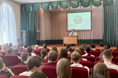 Курская область: Александр Анпилов рассказал студентам о цене Победы и защите исторической правды