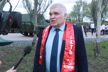 Под Знаменем Победы. В Омской области коммунисты провели традиционное шествие и возложение цветов