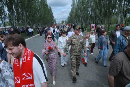 Под Знаменем Победы. В Омской области коммунисты провели традиционное шествие и возложение цветов