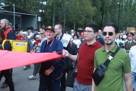 Под Знаменем Победы. В Омской области коммунисты провели традиционное шествие и возложение цветов