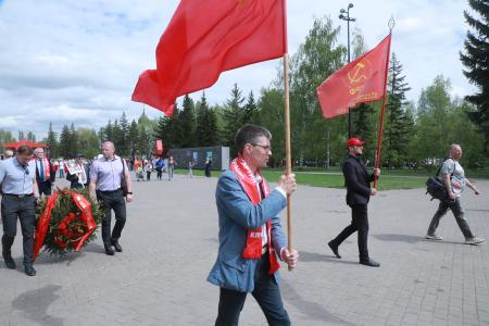 Под Знаменем Победы. В Омской области коммунисты провели традиционное шествие и возложение цветов