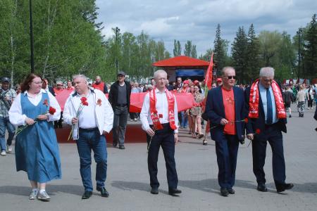 Под Знаменем Победы. В Омской области коммунисты провели традиционное шествие и возложение цветов