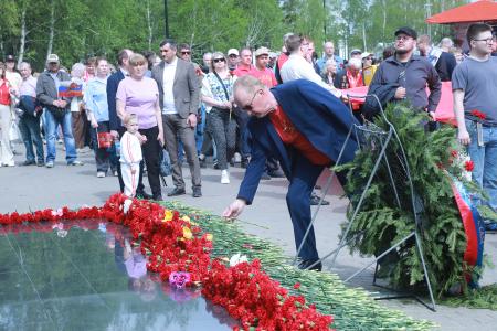 Под Знаменем Победы. В Омской области коммунисты провели традиционное шествие и возложение цветов