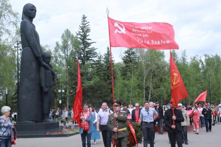 Под Знаменем Победы. В Омской области коммунисты провели традиционное шествие и возложение цветов
