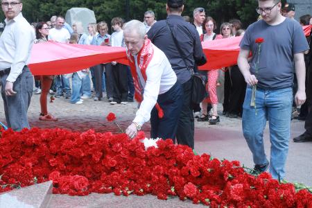 Под Знаменем Победы. В Омской области коммунисты провели традиционное шествие и возложение цветов
