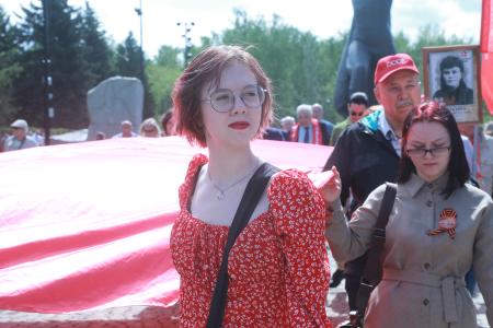 Под Знаменем Победы. В Омской области коммунисты провели традиционное шествие и возложение цветов