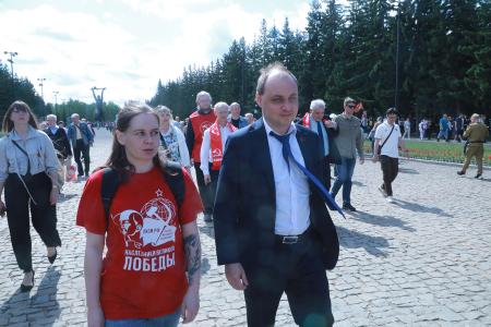 Под Знаменем Победы. В Омской области коммунисты провели традиционное шествие и возложение цветов