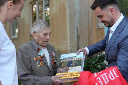 Низкий поклон вам, победители! Свердловские коммунисты встретились с легендой, ветераном Васильевым Дмитрием Васильевичем