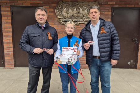 Приморский край. На самом высоком доме города Большой Камень подняли копию Знамени Победы