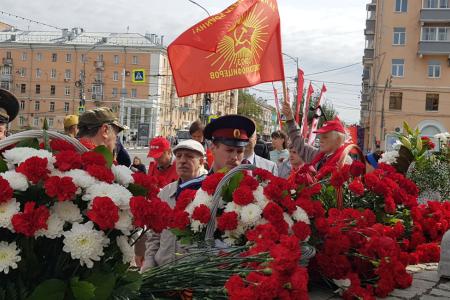 Рязанские коммунисты отметили 81-летие Победы под Красными Знаменами