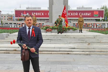 Праздник Победы по красными знамёнами в Брянске