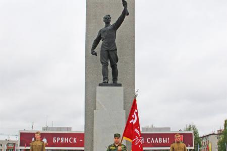 Праздник Победы по красными знамёнами в Брянске
