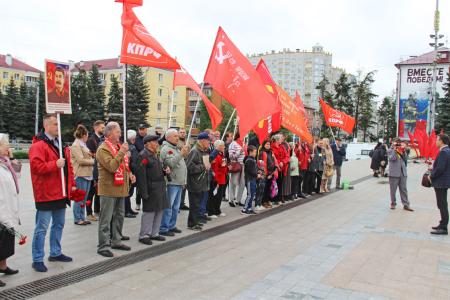Праздник Победы по красными знамёнами в Брянске