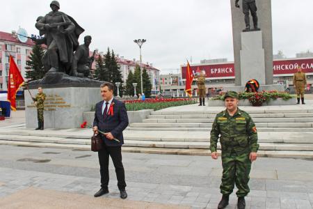 Праздник Победы по красными знамёнами в Брянске