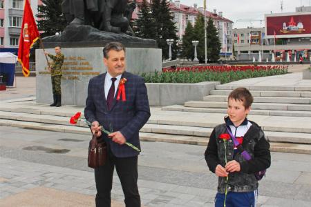 Праздник Победы по красными знамёнами в Брянске