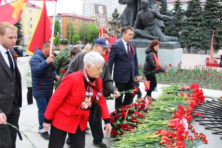 Праздник Победы по красными знамёнами в Брянске