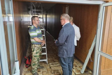Руководитель фракции КПРФ Александр Наумов посетил санаторий «Озеры», обсудил решение проблем учреждения с руководством