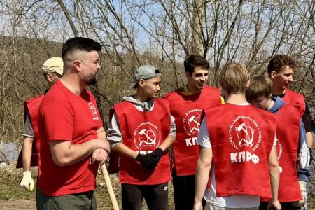Кузбасс. В Кемерово коммунисты совместно со спортсменами и общественниками ударно провели субботник на Красном озере, посвященный Первомаю