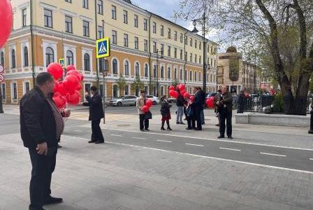 Первый секретарь Оренбургского обкома КПРФ Максим Амелин поздравляет с Первомаем