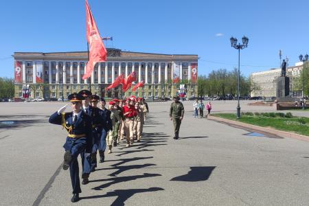 Поздравления ветеранов, возложение цветов, автопробег - новгородские коммунисты отмечают День Великой Победы