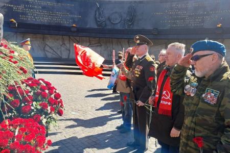 В районах города трех революций коммунисты провели мероприятия в честь Дня Победы