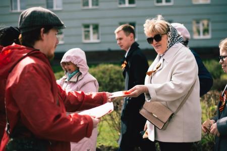 Удмуртия. Акция «Цвет Победы – красный!» в Ижевске
