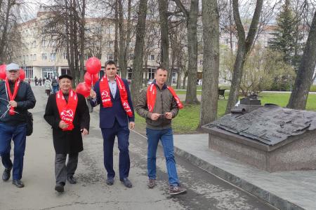 Новгородские коммунисты проводят первомайские акции