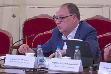 Депутат Саратовской облдумы Денис Буланов на круглом столе по «русскому вопросу»: «Доля оплаты труда в ВВП России упала – если поднять до уровня Китая, семья получит плюс 50 тысяч в месяц»