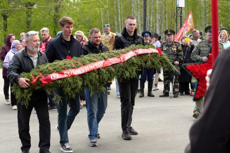 Свердловские коммунисты ярко отметили День Победы в Первоуральске: опорный край державы не забывает своих героев!