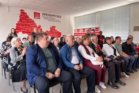 Первый секретарь Оренбургского обкома КПРФ Максим Амелин поздравляет с Первомаем