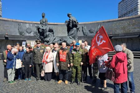 В районах города трех революций коммунисты провели мероприятия в честь Дня Победы